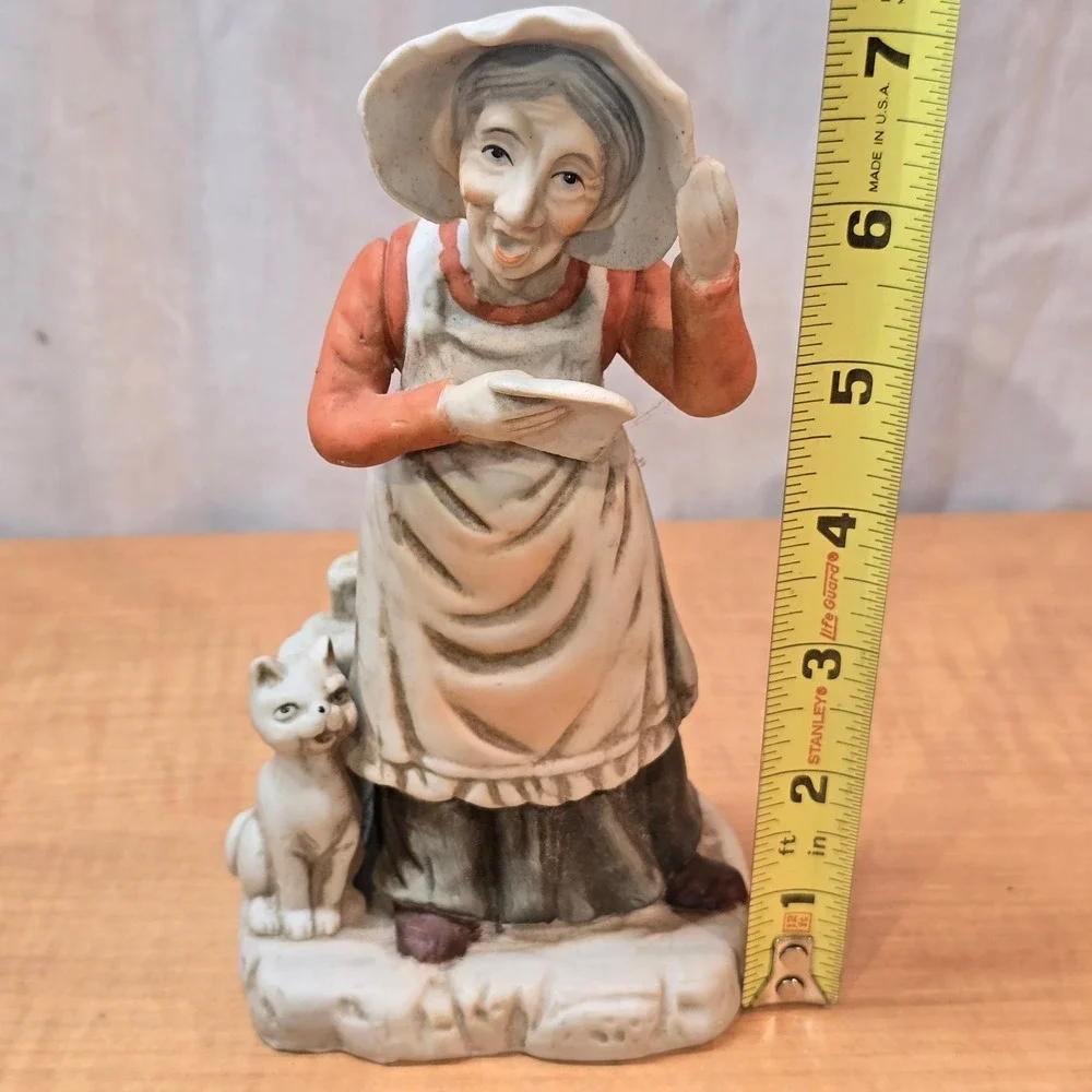 Fine Porcelain Old Woman with Cat Figurine Vintage‎ 7